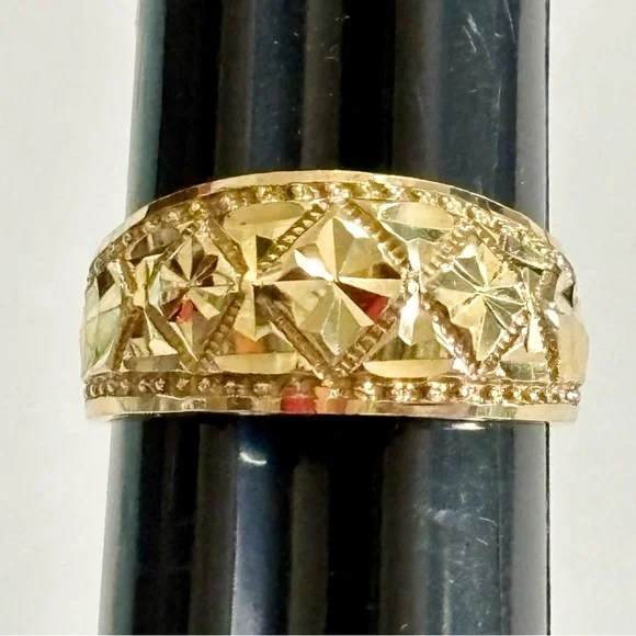 Solid 10k yellow gold diamond cut design ring - 3.8 grams - size 8.25